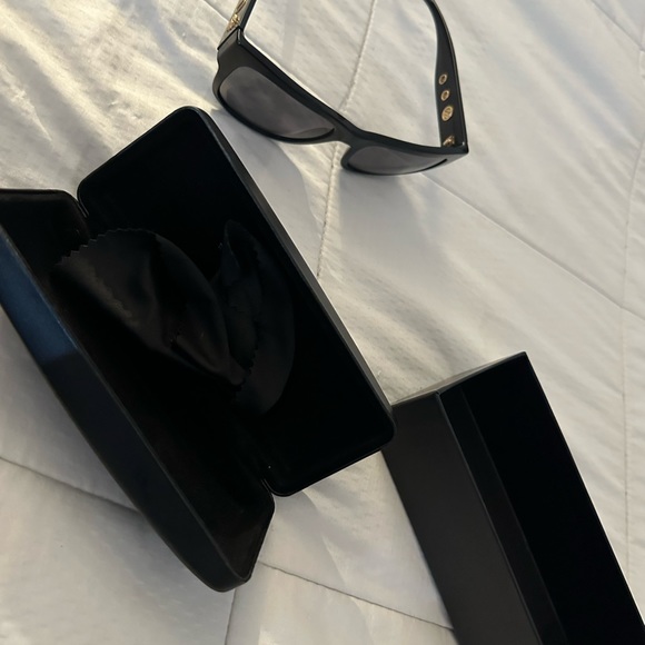 Versace - Picture 3 of 3